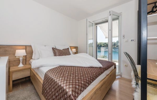 Brač, Vila za odmor, 1055m2, PRVI RED DO MORA!!