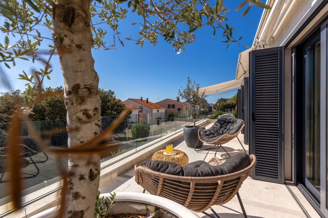 Zadar, Kožino, LUKSUZNA VILA S BAZENOM, 460m2 DRUGI RED DO MORA