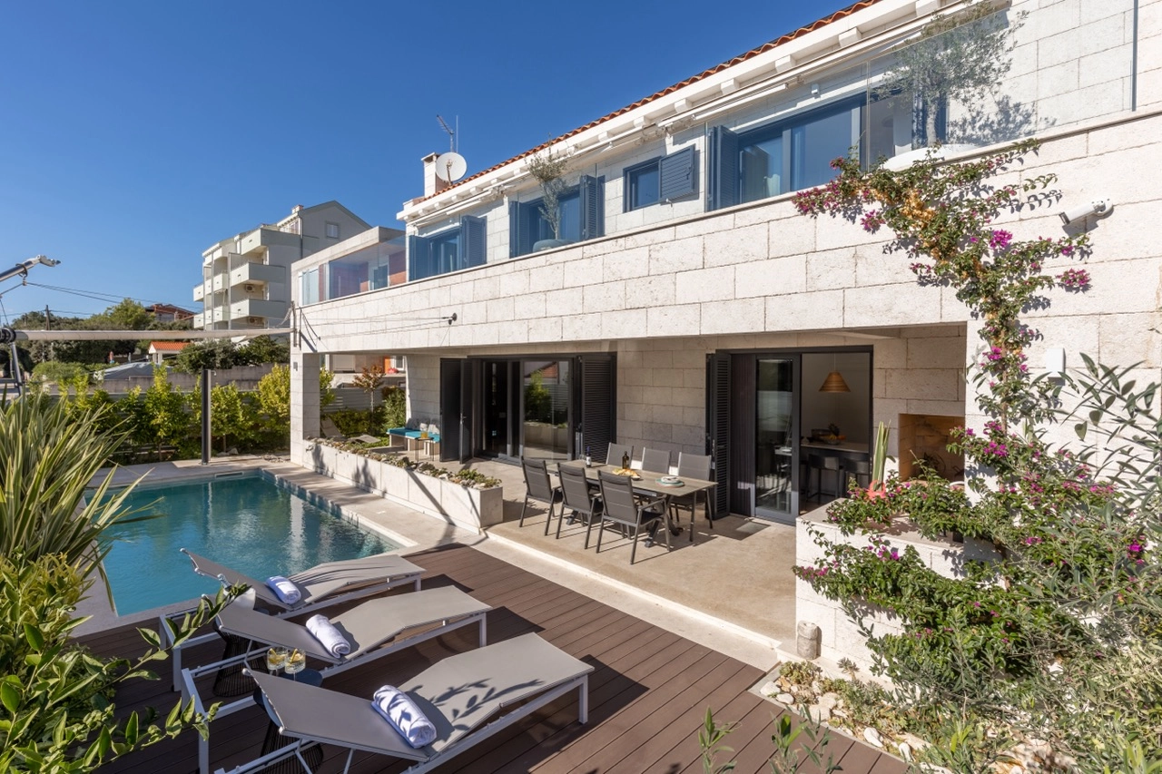 Zadar, Kožino, LUKSUZNA VILA S BAZENOM, 460m2 DRUGI RED DO MORA