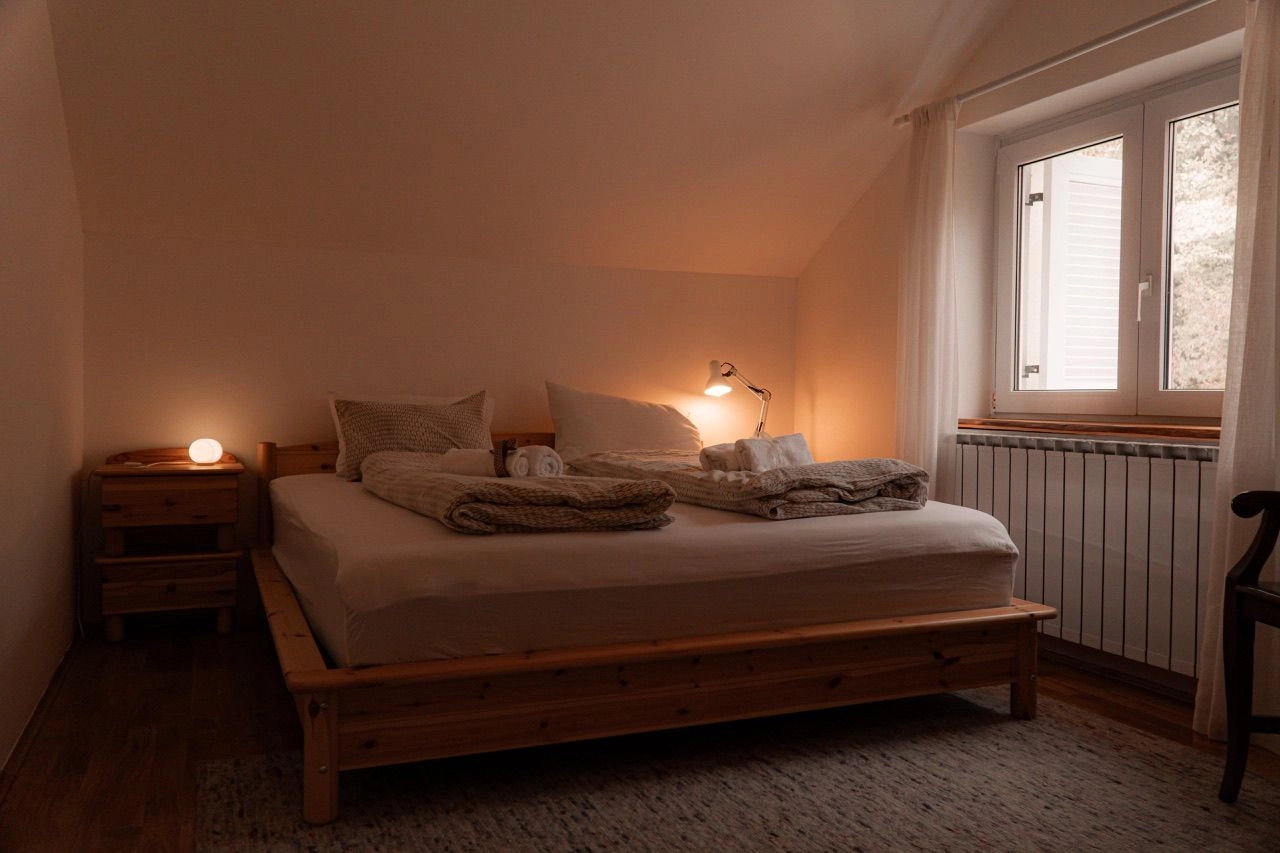 Jastrebarsko, vikendica, 240m2  5400m2 parcela, idealna za investiciju