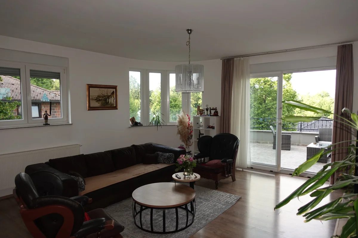 Samobor, vila, 353m2 na zemljištu od 472m2, sa 5 spavaćih soba! 