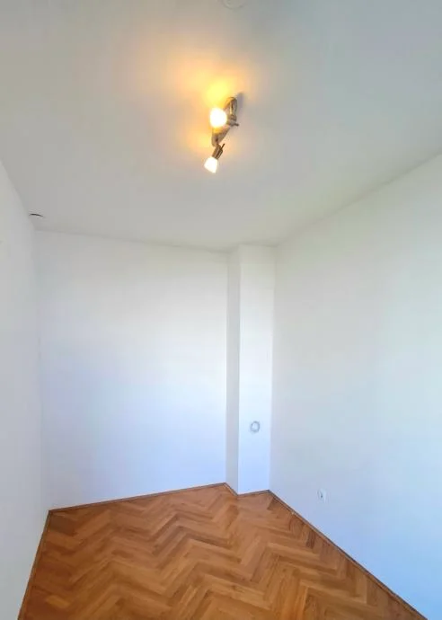 Lanište – miran trosoban stan 69 m², lođa, lift