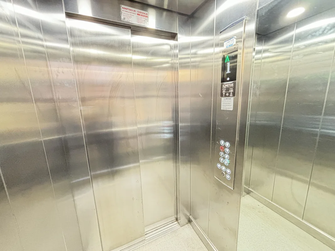 Moderan 3-sobni stan s loggiom i liftom, 65 m², Špansko