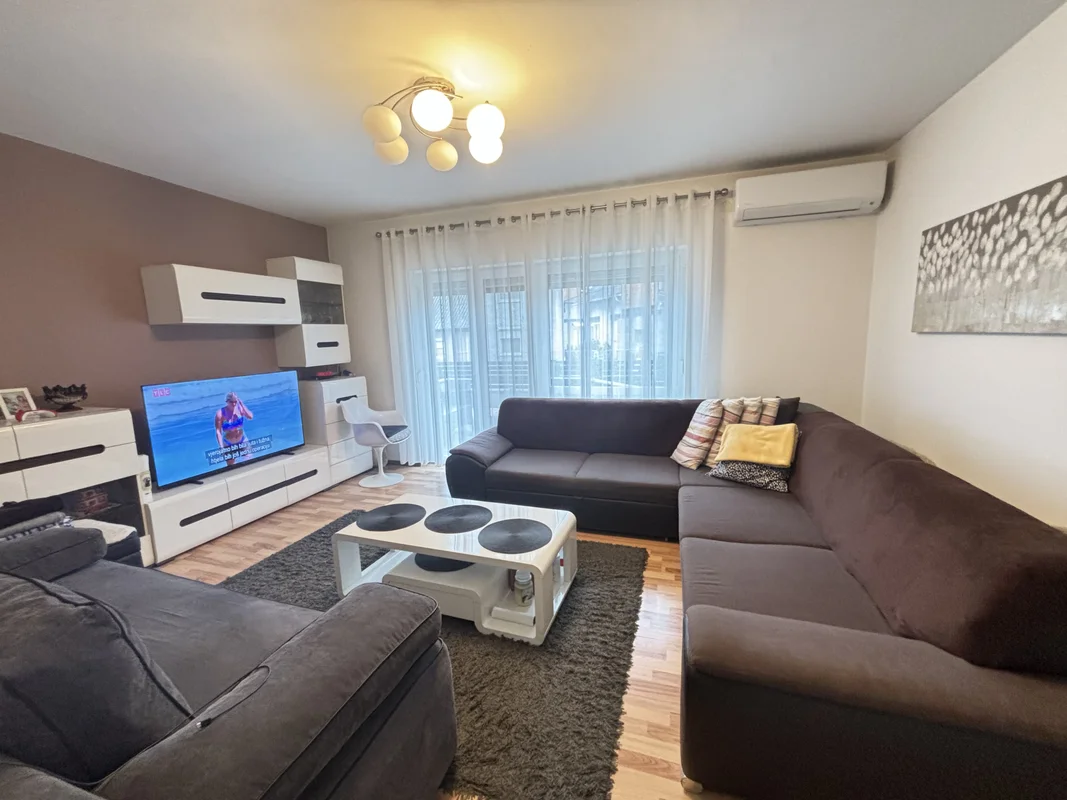 Prostran stan 89,6 m² u Donjoj Dubravi, parking, uređen i adaptiran