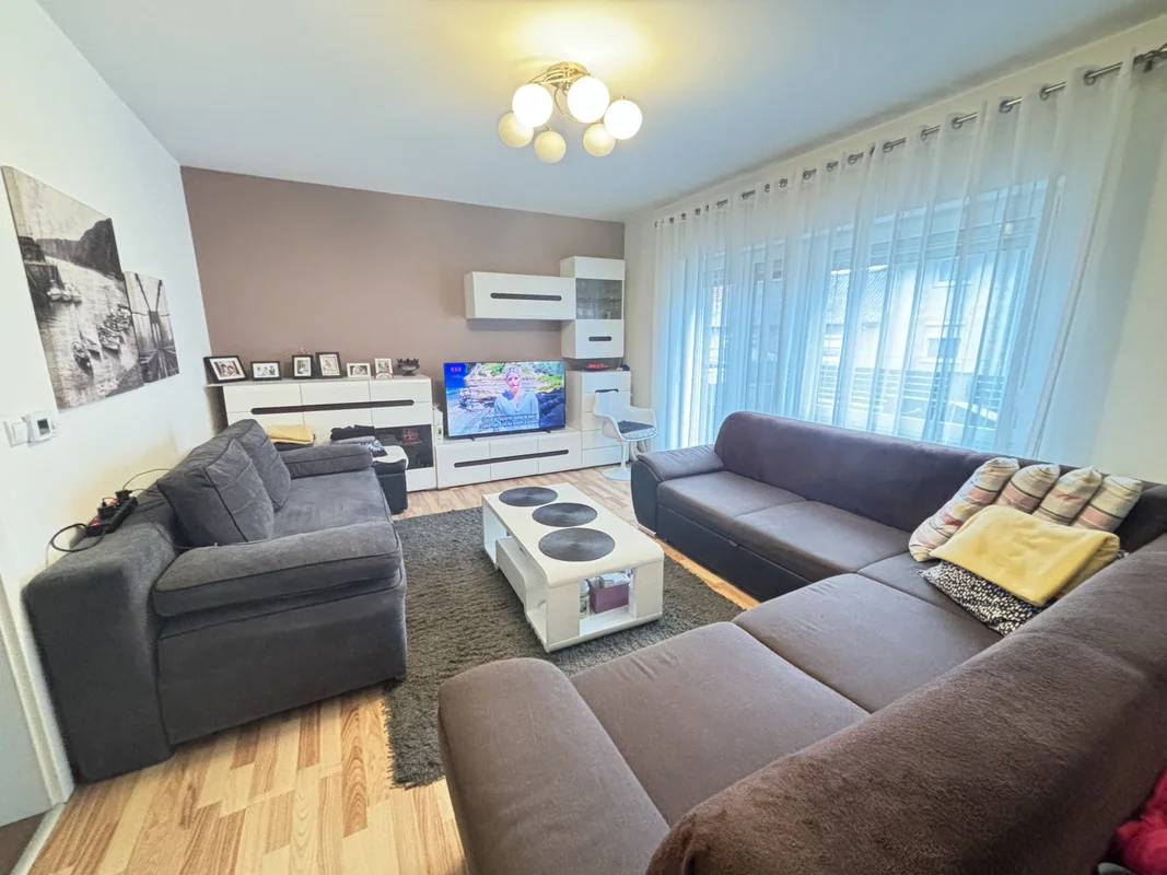 Prostran stan 89,6 m² u Donjoj Dubravi, parking, uređen i adaptiran