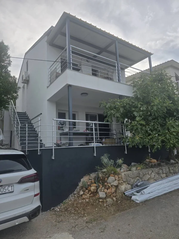 Kuća sa dva apartmana, Karlobag, 3 red do mora!! NOVOADAPTIRANO!