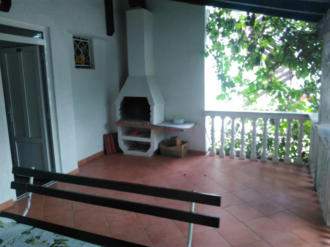 Apartman u Pakoštanama s velikom terasom – blizu mora