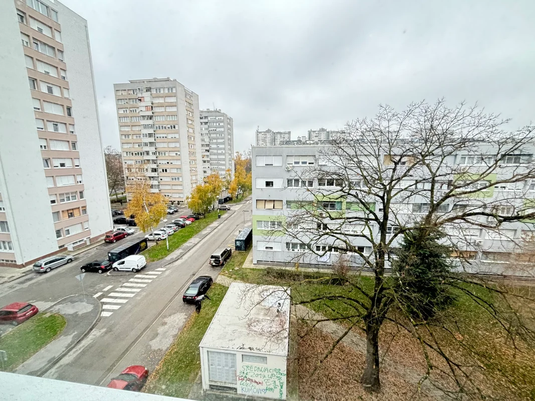 Srednjaci – komforan i obnovljen 2-soban stan 60 m² s loggiom