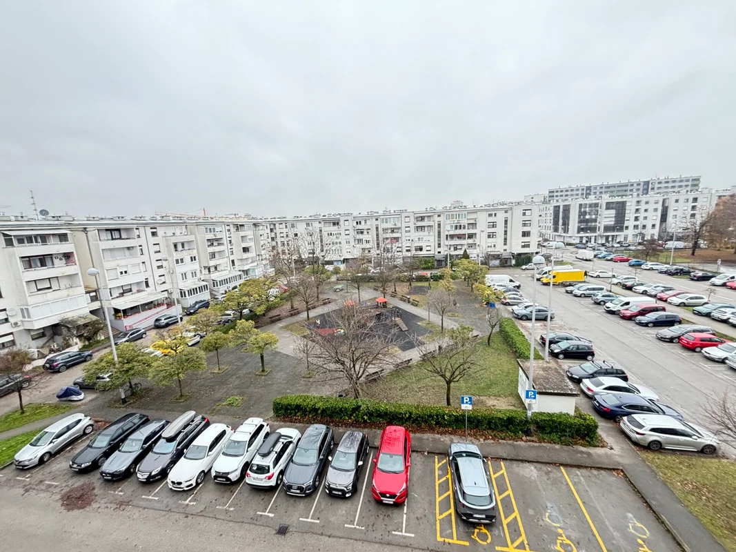 Prostran stan 80 m² s 2 zatvorena balkona, Lanište – odlična lokacija